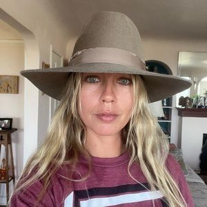 Lovely bird Dallas hat